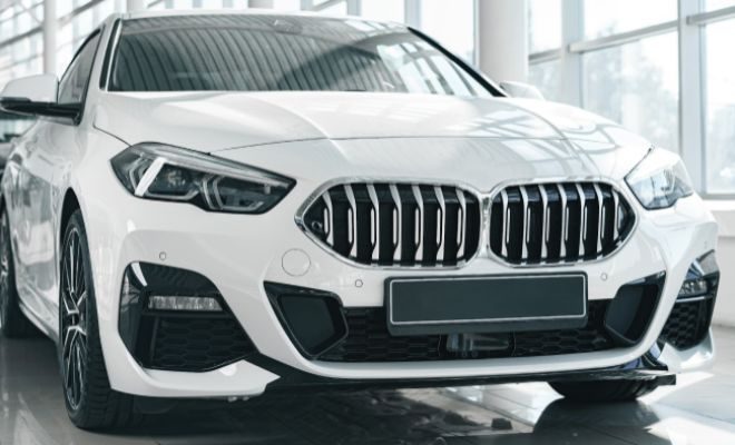 Neuer BMW im Autohaus mit Versicherungspaket